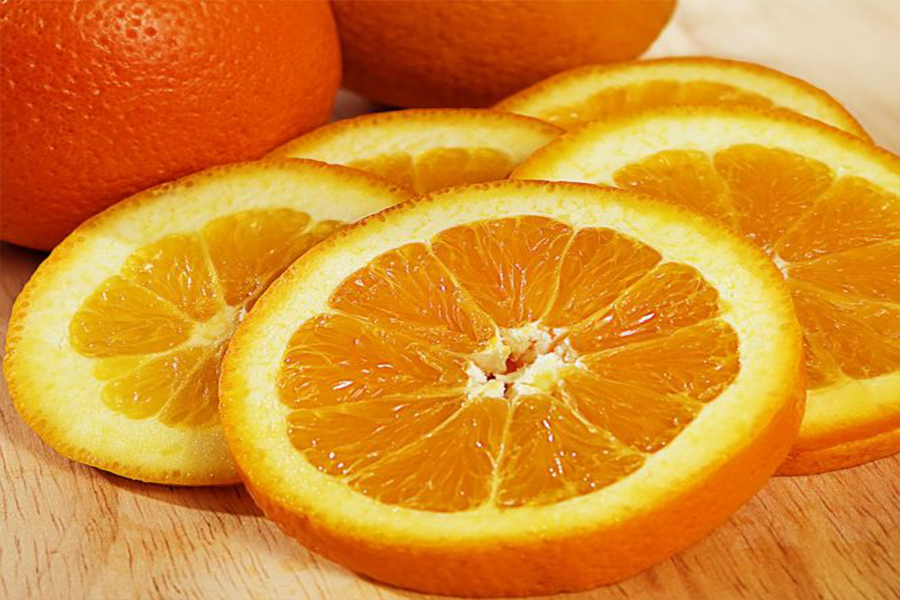 six-slices-of-an-orange-behind-which-a-number-of-uncut-oranges-666×544